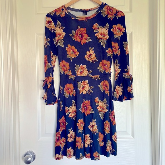 Floral bell sleeve dress - Small - Picture 1 of 6